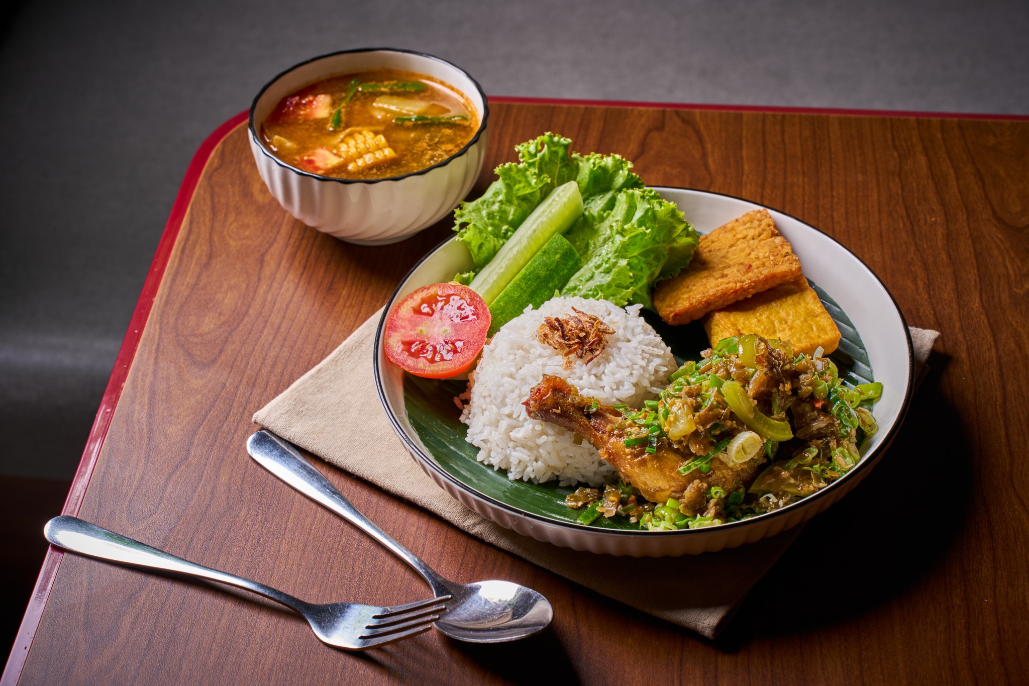 Nasi ayam cabai hijau dengan sayuran dan sup Benang Merah