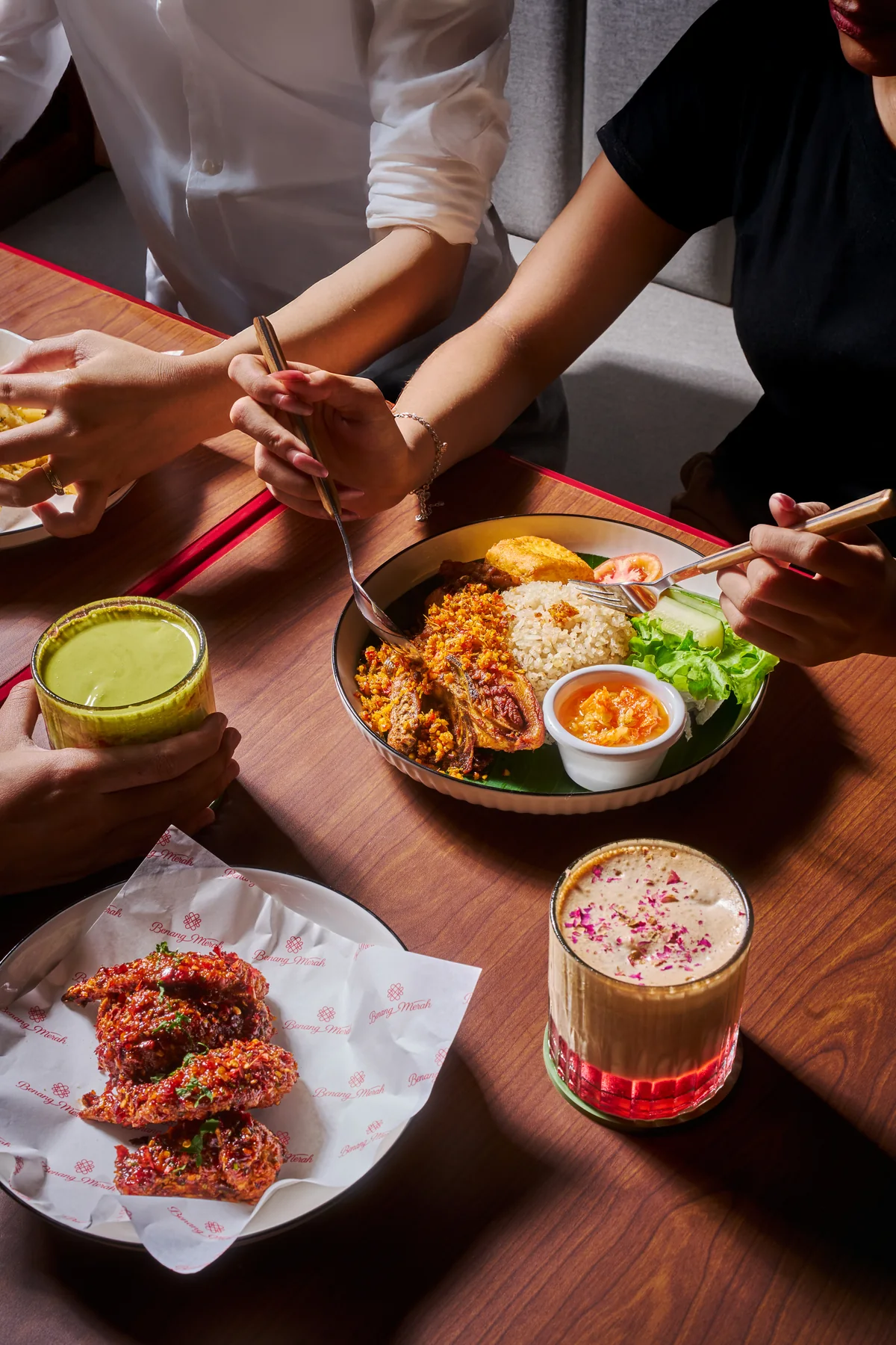 Berbagi makanan dan minuman di Benang Merah