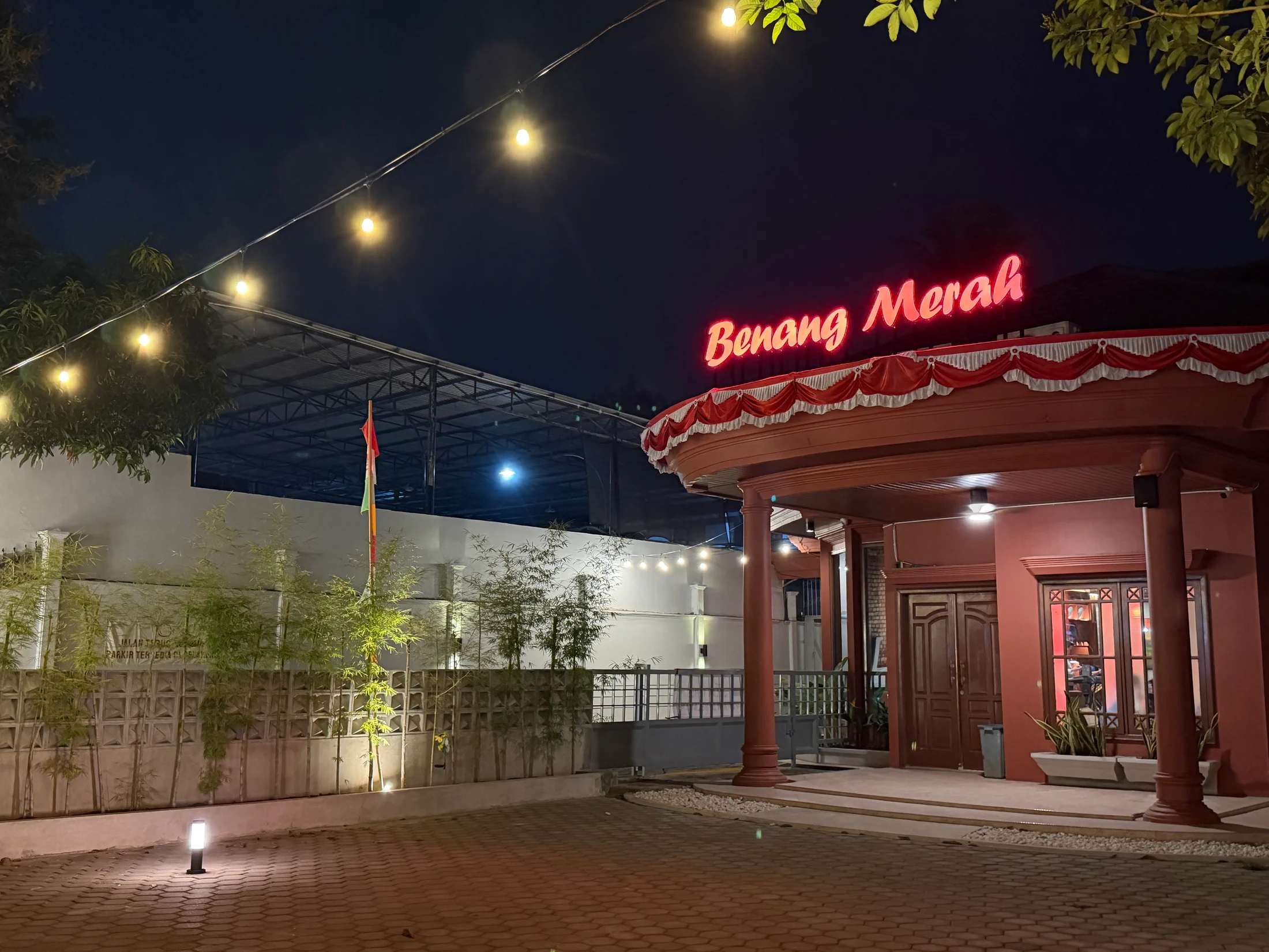 Eksterior Benang Merah pada malam hari