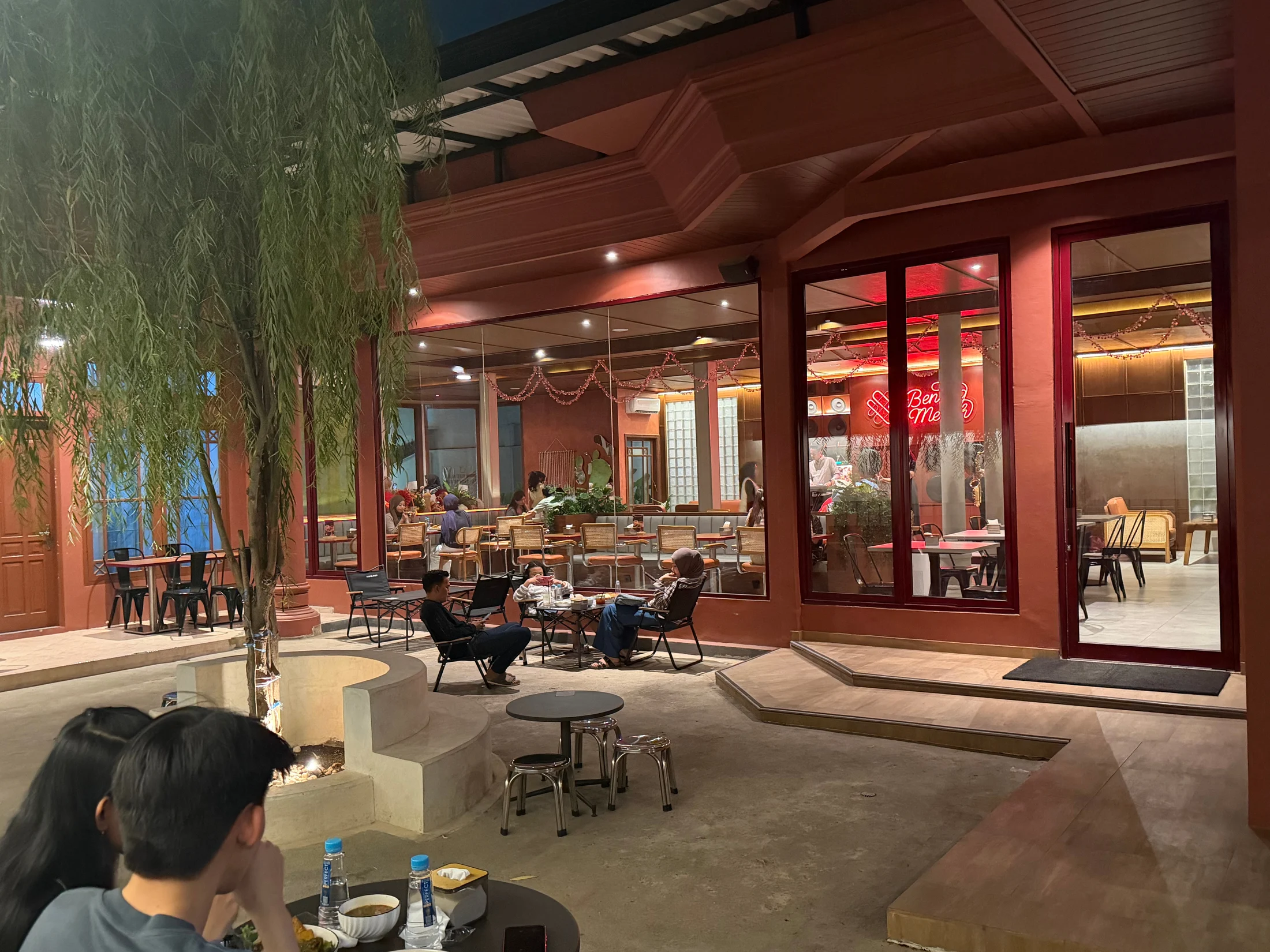 Suasana outdoor pada malam hari